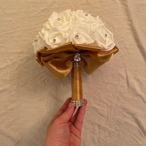 Bridesmaid bouquet gold and white